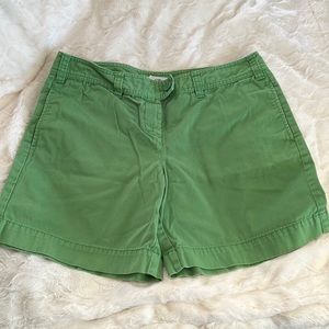 Ann Taylor Loft size 8 Kelly green khaki material shorts with pockets
